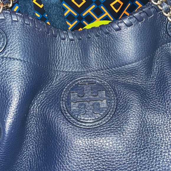 Tory Burch Navy Thea Slouchy Chain Bag - Picture 4 of 17